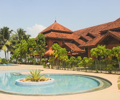 https://imgcld.yatra.com/ytimages/image/upload/t_hotel_yatra_city_desktop/v1391015075/Domestic Hotels/Hotels_Kumarakom/Hotel Lakesong/KMRKM_Lakesong_Resort_Pool3.jpg